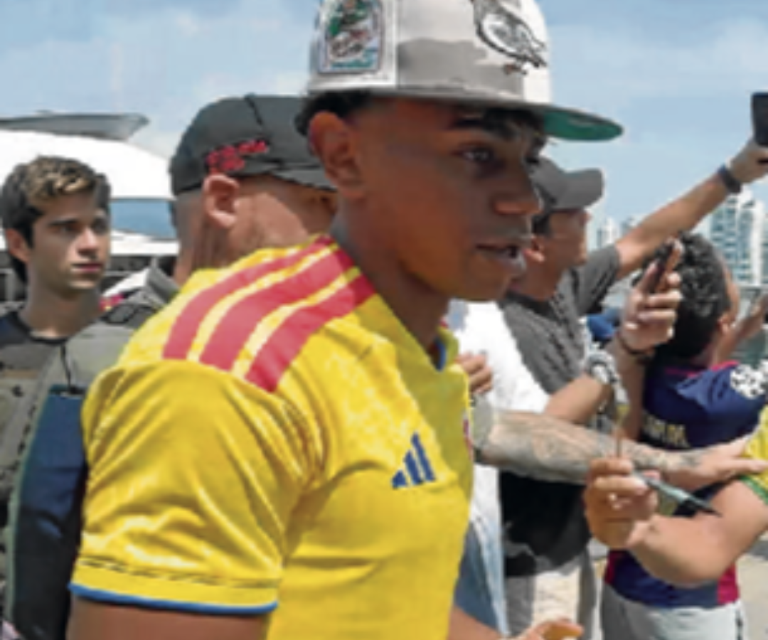 Yamal, con la camiseta de colombia y el real