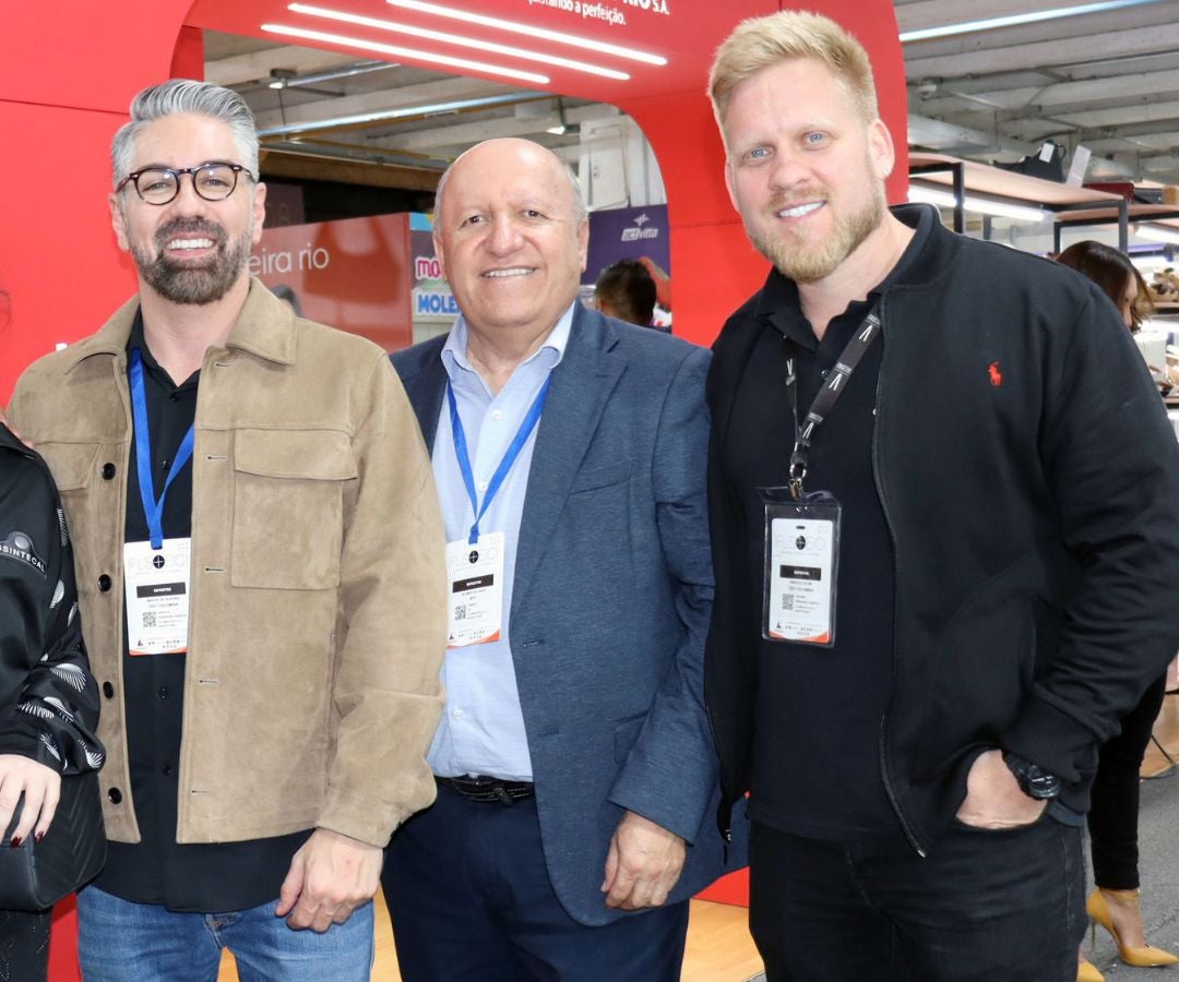 Del Grupo Beira Rio: Marcio De Oliveira y Marcelo Klein, representantes de la compañía, junto a Helmer Valencia, director de Marketing y Comunicaciones.