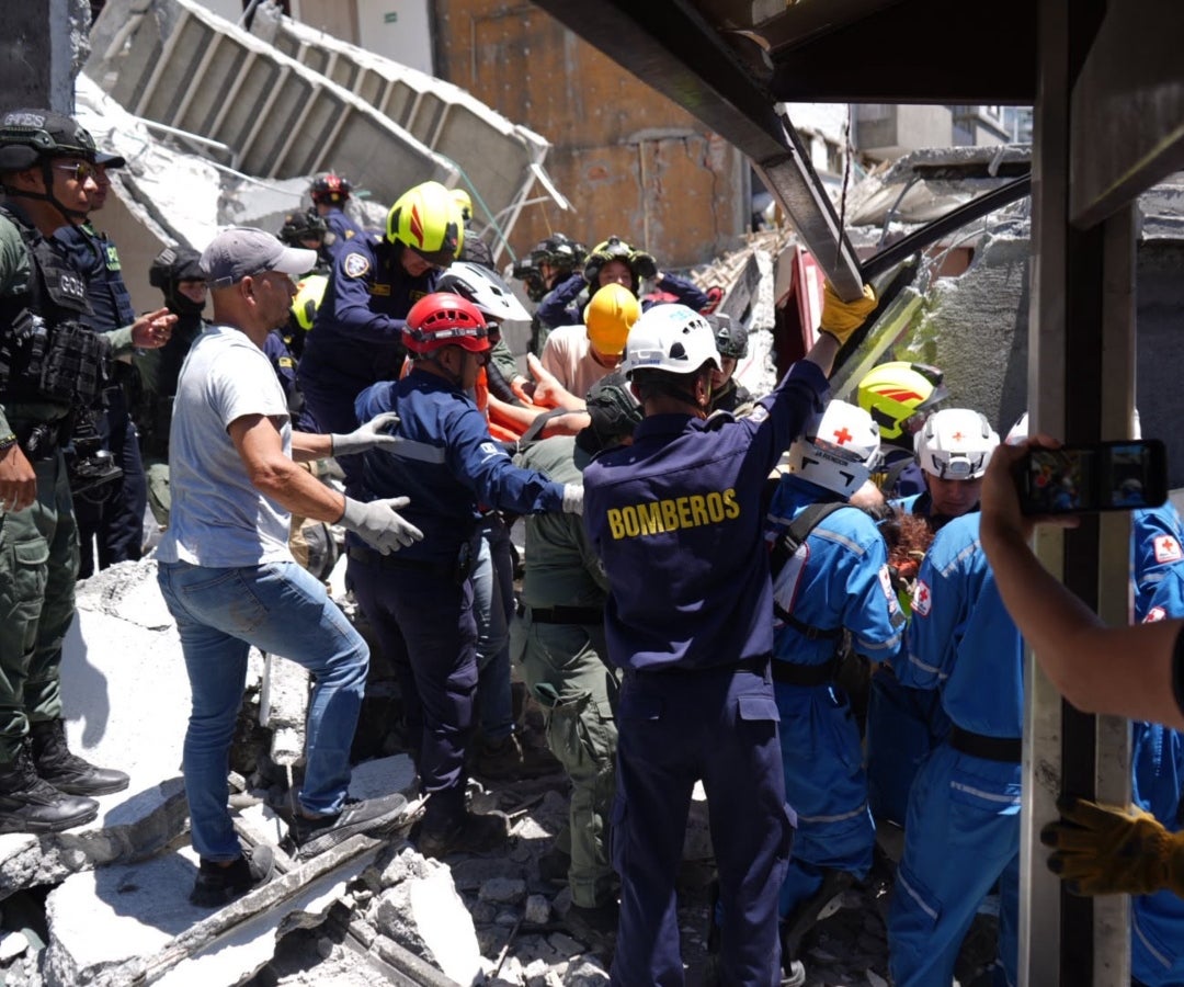 Autoridades atienden a las víctimas tras sismo de 7,4 en Colombia