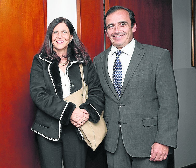 Sylvia Escovar, empresaria y expresidenta de Terpel, y Camilo Gutiérrez, miembro de la junta directiva de la Patrulla Aérea Civil Colombiana.