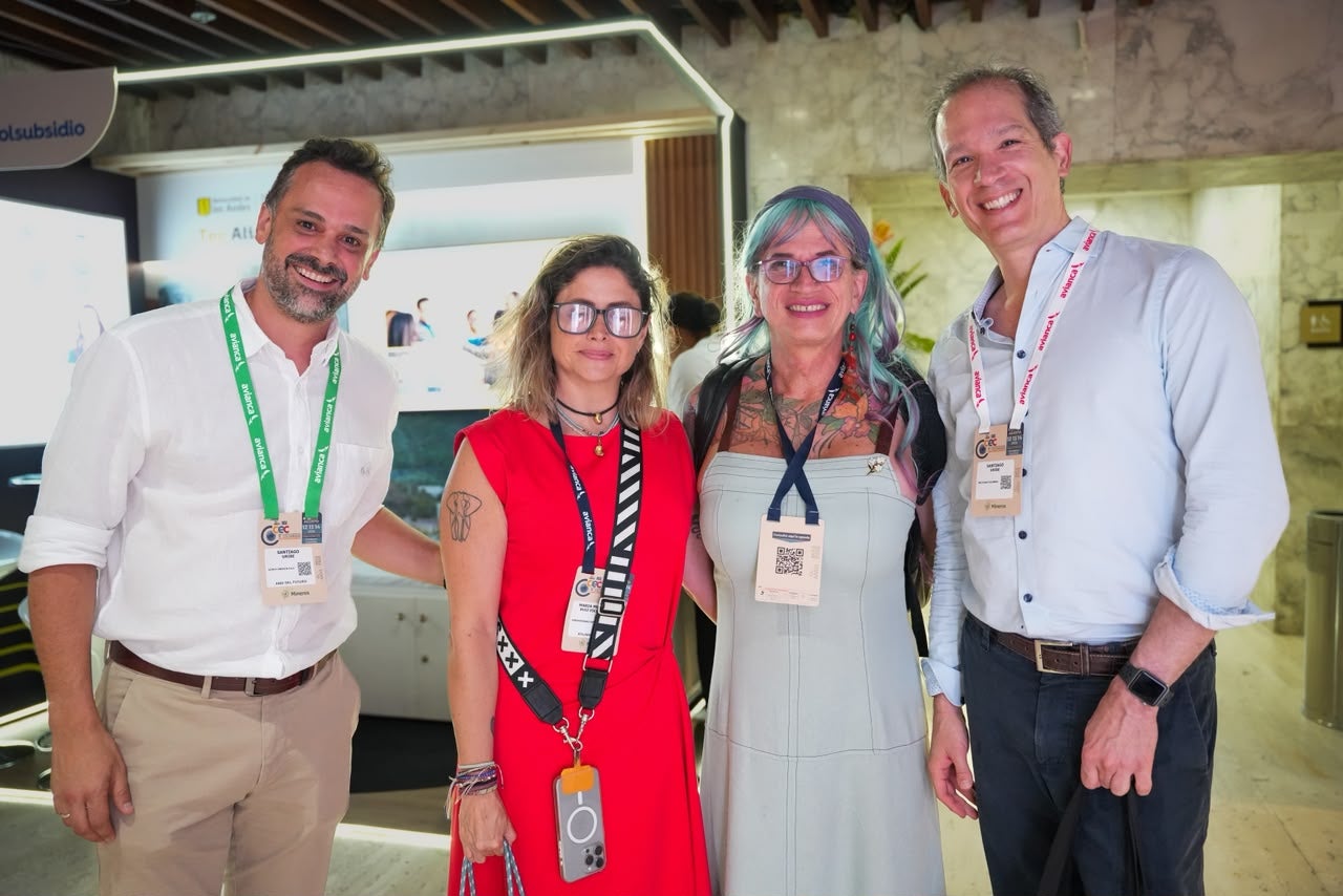 Santiago Uribe, cofundador de Azimut Energía; María Ruiz, dir. Sostenibilidad de la EAN; Brigitte Baptiste, rectora de la U. EAN; y Santiago Uribe, dir. de BritCham.