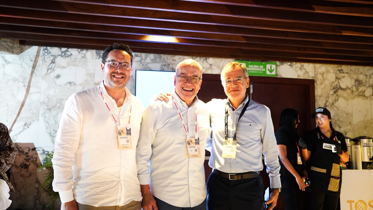 Andrés Velasco, presidente de Asofondos; Carlos blanco, presidente de Tigo; y Juan David Correa, presidente de Protección.