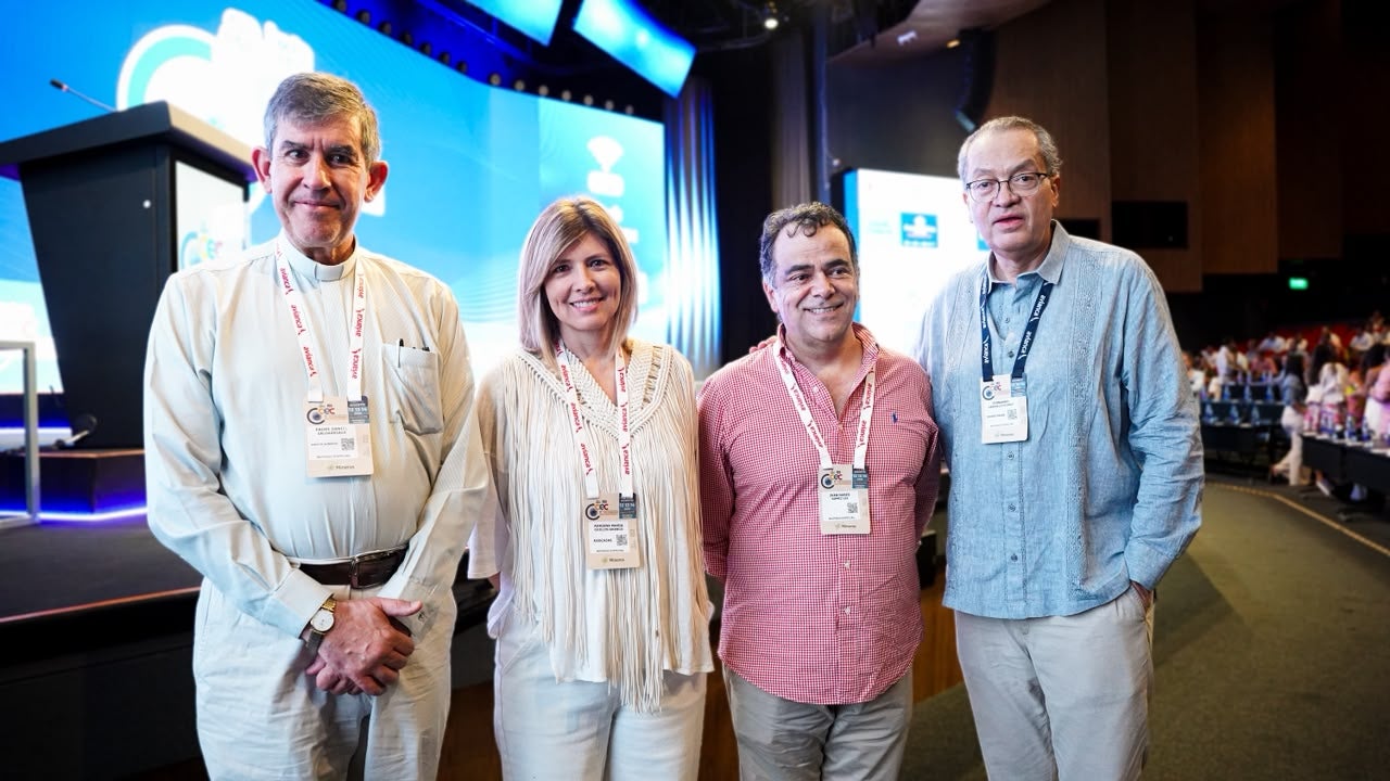 Padre Daniel Saldarriaga, director del Banco de Alimentos de Bogotá; Adriana Guillén, presidenta de Asocajas; e Iván Gómez, asesor de la Andi.