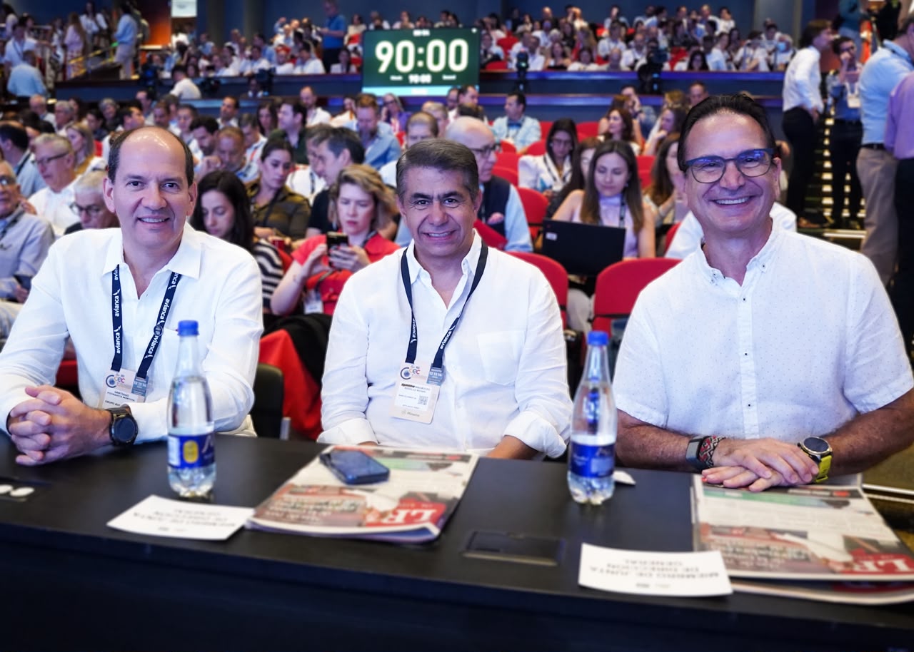 Santiago Piedrahita, presidente de Grupo Bios; Mauricio Rosillo, vicepresidente de Bancolombia; y Juan Carlos Mora, presidente de Bancolombia.
