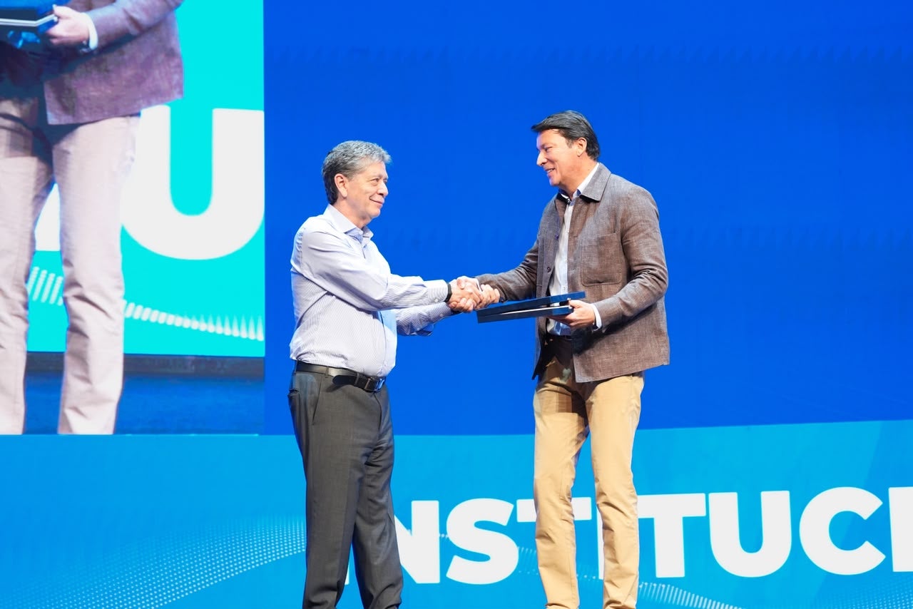 Bruce Mac Master, presidente de la Andi, entregó un reconocimiento al registrador Nacional, Hernán Penagos, por su labor durante las elecciones