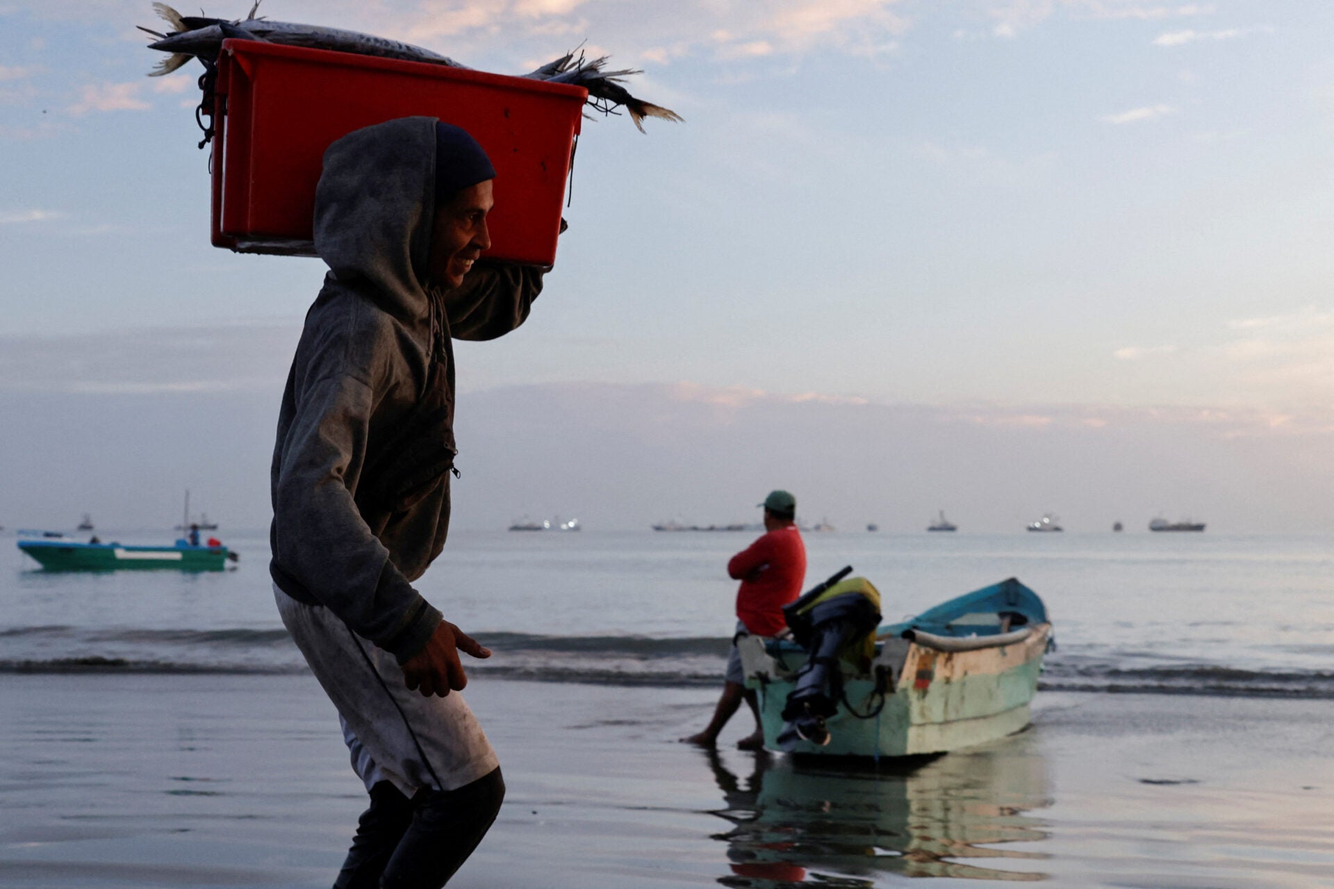Pescadores en Ecuador están inmersos entre cárteles de droga y ataques de EE.UU.