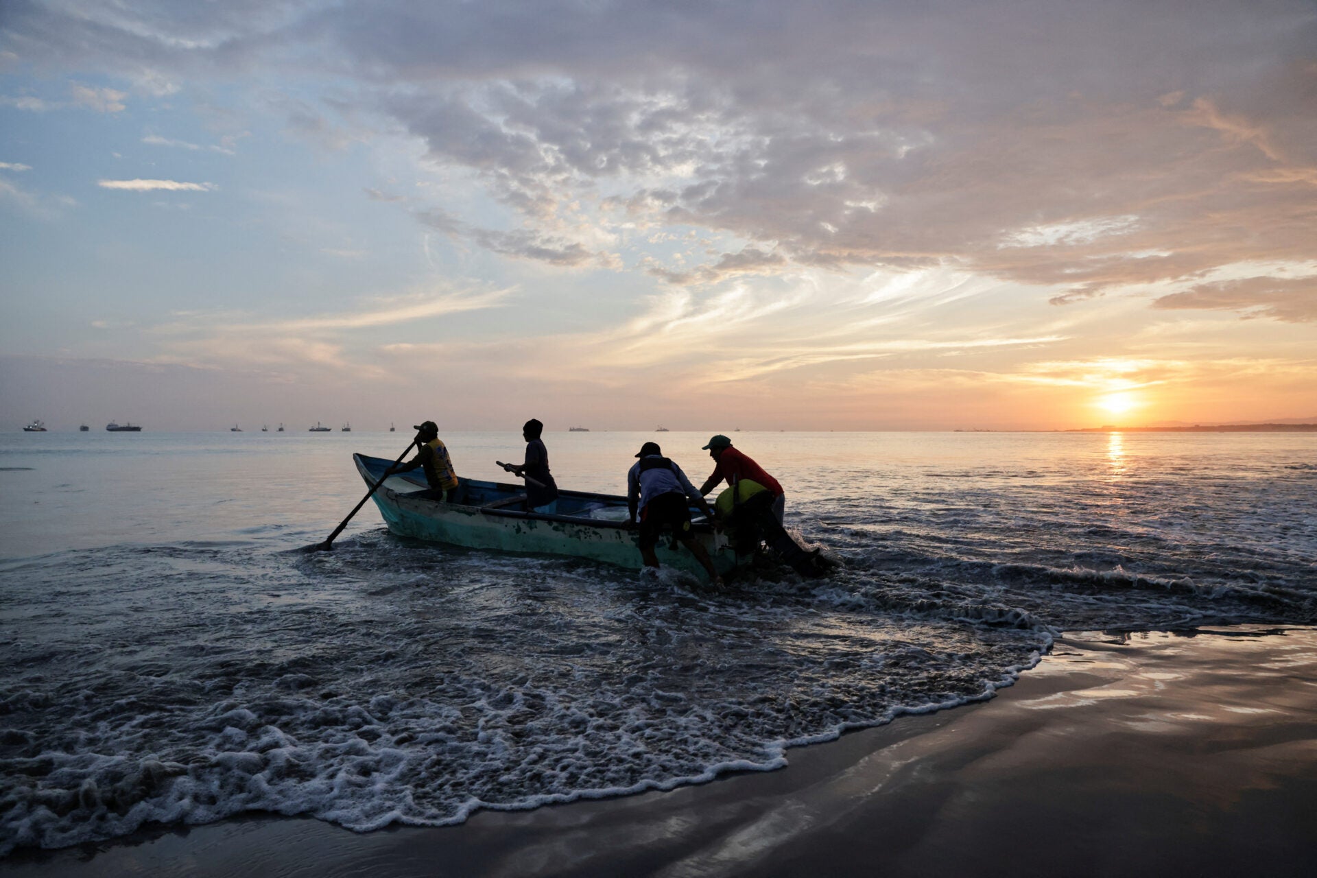 Pescadores en Ecuador están inmersos entre cárteles de droga y ataques de EE.UU.