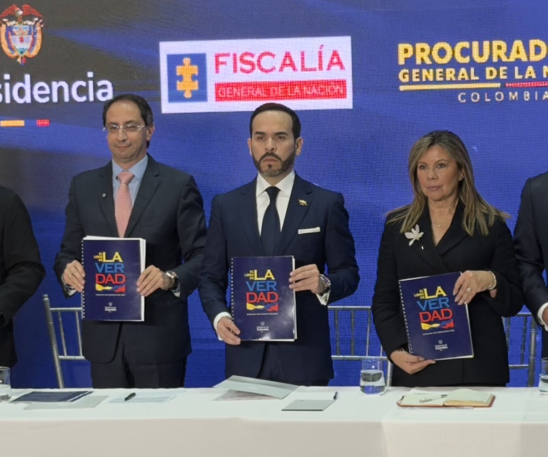 De la Espriella entregó libro que contiene 82 casos de corrupción durante el empalme