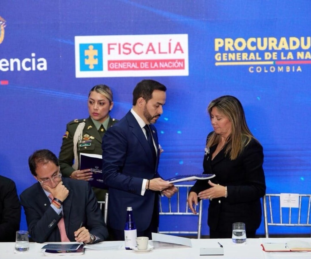 Abelardo de la Espriella entrega de hechos de corrupción del gobierno Petro a la Fiscalía