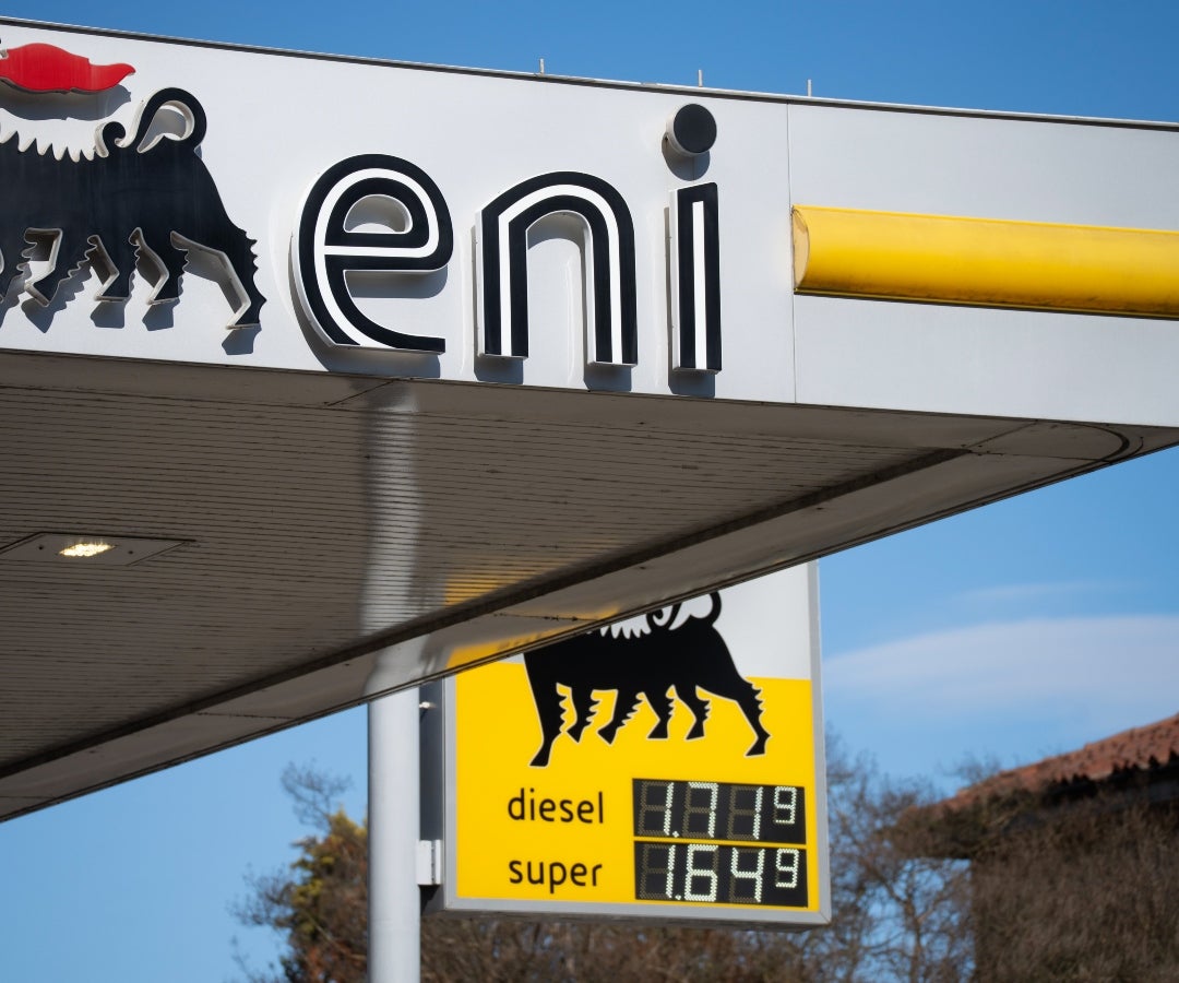 Logotipo de Eni SpA en una estación de servicio en Novara, Italia