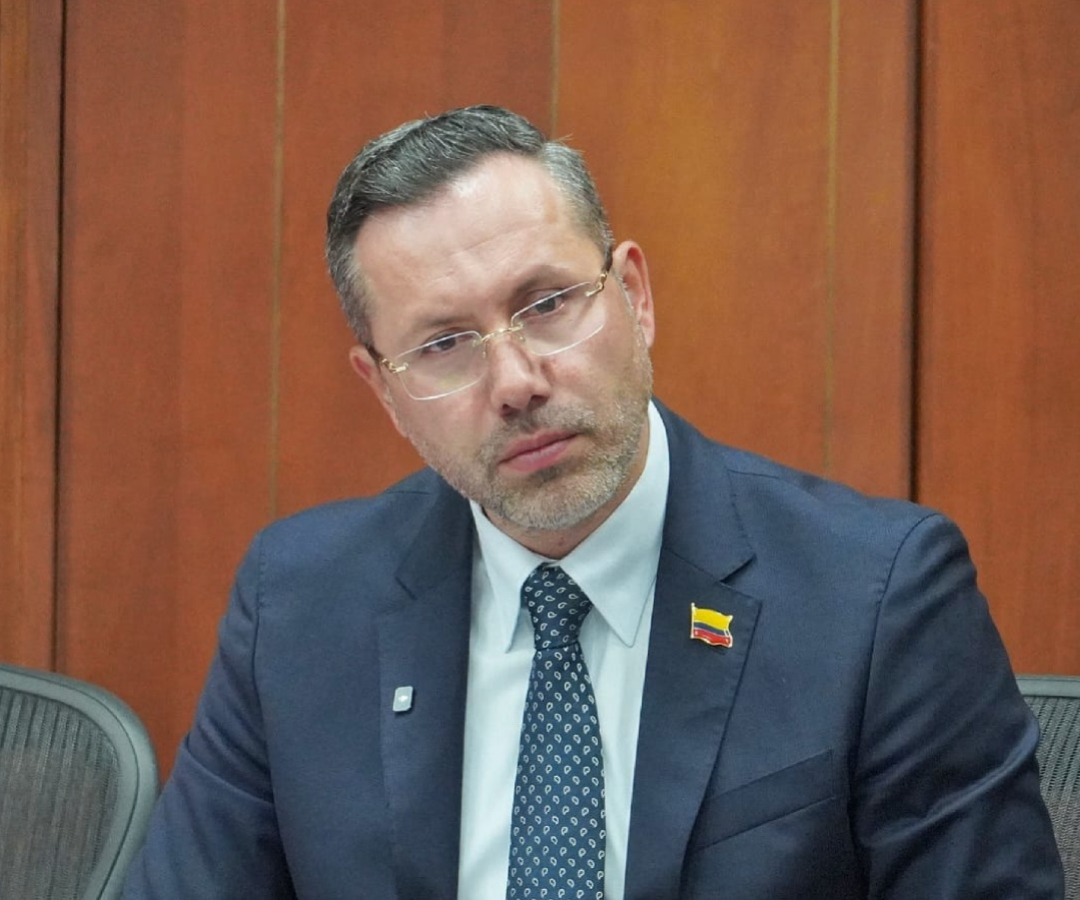 El ministro de Vivienda, Jaime Beltrán, asistió a control político en la Comisión Séptima del Senado