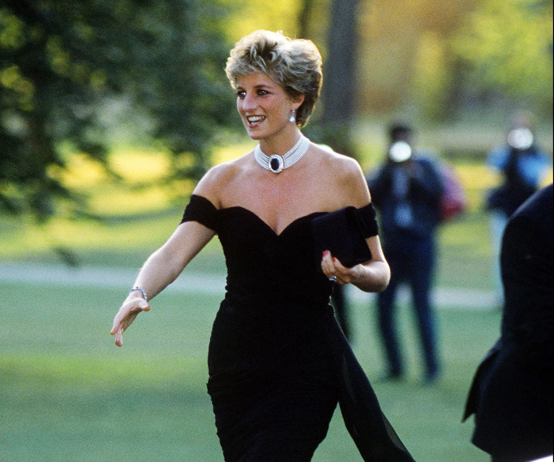 Princesa Diana utilizando el famoso 'revenge dress' en la Serpentine Gallery de Londres, en 1994.