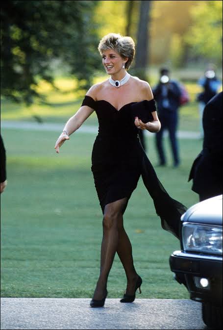 Princesa Diana utilizando el famoso 'revenge dress' en la Serpentine Gallery de Londres, en 1994.