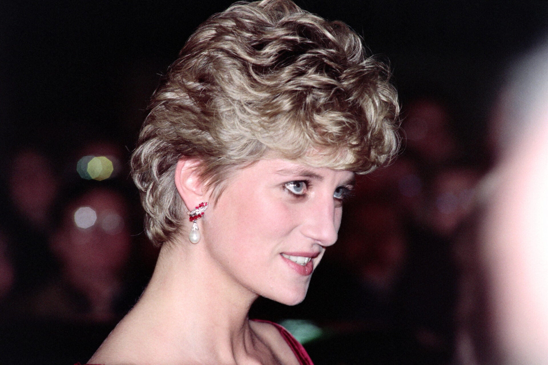 Princesa Diana utilizando el famoso 'revenge dress' en la Serpentine Gallery de Londres, en 1994.