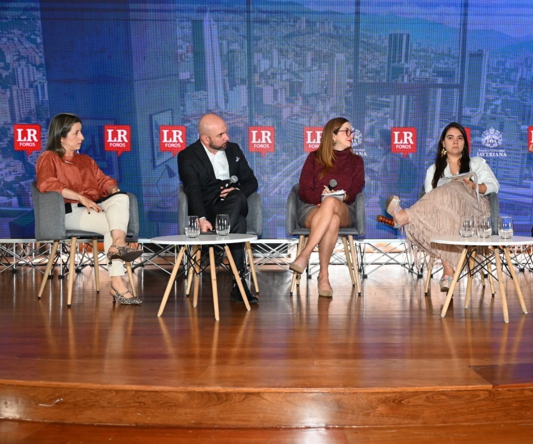 De izquierda a derecha Claudia Bustamante, directora de Estudios Económicos de Camacol Antioquia; Juan Camilo Vargas, presidente ejecutivo de Asohost; Ana María López Acosta, secretaria de Turismo y Entretenimiento de Medellín y María José Bernal, directora ejecutiva de Fenalco Antioquia