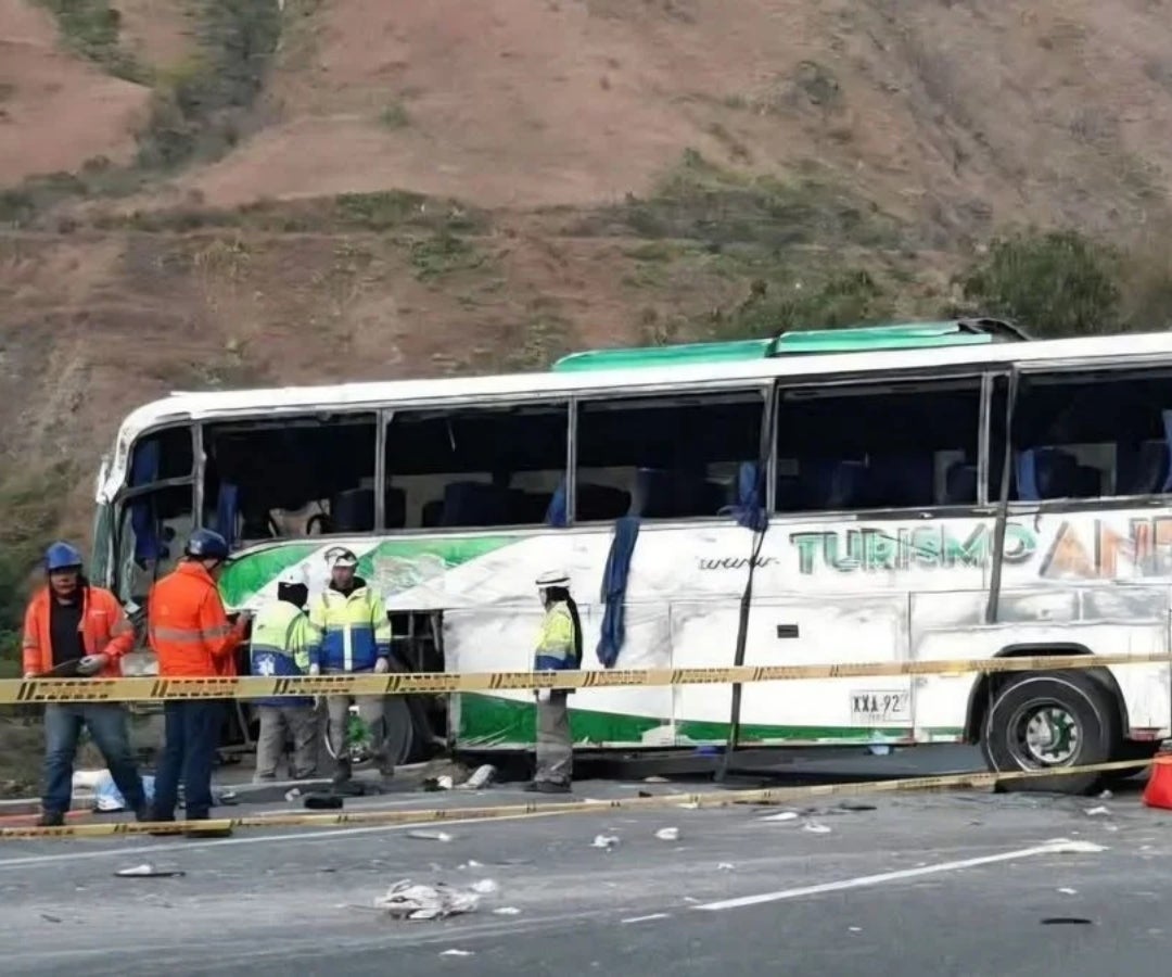 Bus siniestrado en un accidente en la vía Panamericana entre Pasto e Ipiales, Nariño