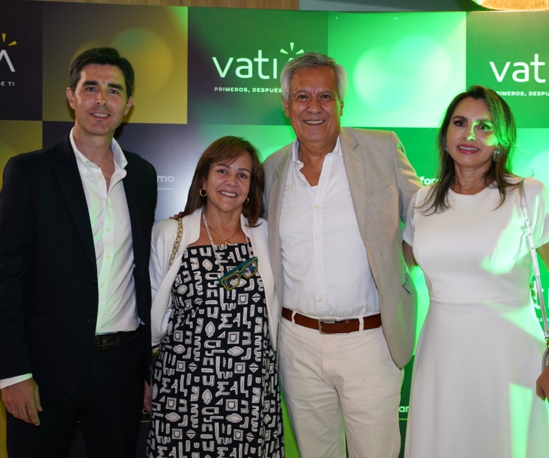 De izquierda a derecha Mauricio Montoya Bozzi, gerente general Vatia desde 2026; Marta Aguilar, directora ejecutiva de la asociación colombiana de comercializadores de energía Acce; Luis Fernando Sandoval Manrique, gerente general de Vatia hasta 2026 y Ligia Maria Castaño, directora financiera y administrativa Vatia
