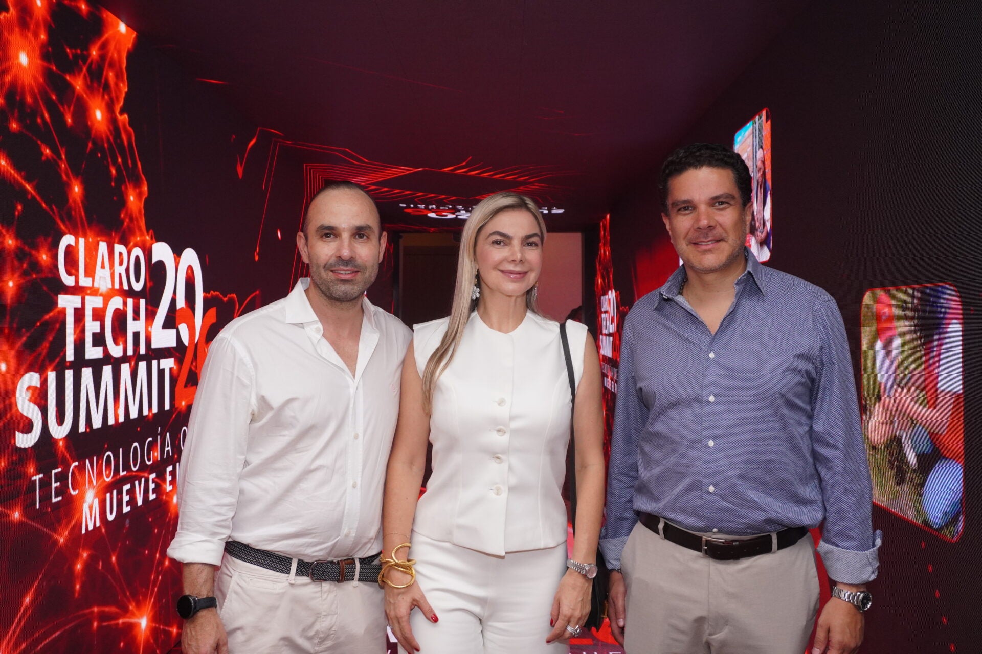 Federico Roca, gerente de Go To Market de Claro; Astrid Álvarez, gerente nacional de B2B2C y Proyectos Especiales de Claro; y Luis Javier Reyes, gerente de AR Soluciones Inmobiliarias.