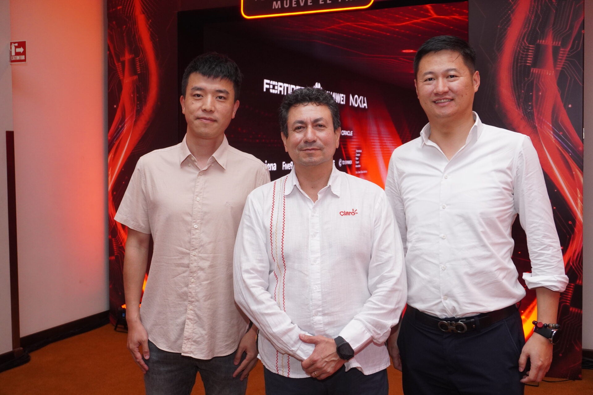 Will Jim, CEO de ZTE; Carlos Quintero, director de Operaciones Técnicas de Claro; y Tao Yaxiong, director de Cuenta para Claro de Huawei.