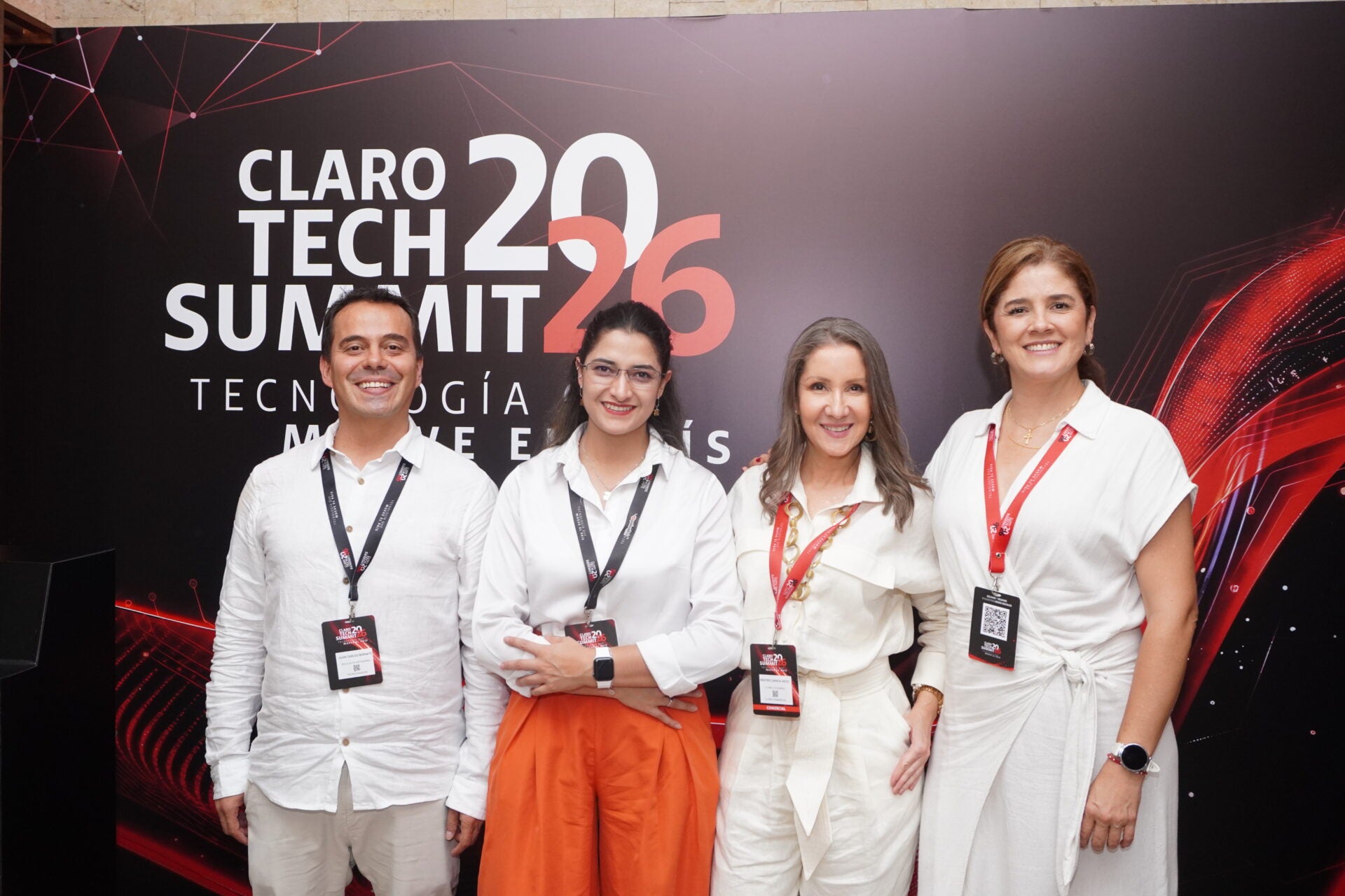Juan Carlos Bernate, gerente marketing de Palo Alto Latam; Lady Balclayde Suarez, de Palo Alto Networks VBM, TD SYNNEX; Beatriz Zapata, directora Grandes Cuentas de Claro Colombia; y Victoria Castro, gerente comercial de Claro Colombia.