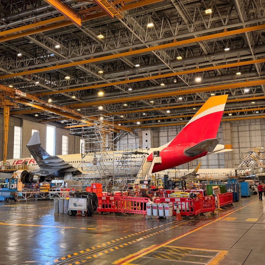 Así es el 'hospital' para aviones que tiene Iberia para el mantenimiento de sus aeronaves