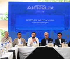 Daniel Riaga Gallón, director de Productividad y Competitividad de la Gobernación de Antioquia; Adolfo David Romero, alcalde de Apartadó; José Manuel Acevedo, director Noticias RCN, José Antonio de Brigard, presidente de RCN; y Manuel Villa, alcalde (e) de Medellín.