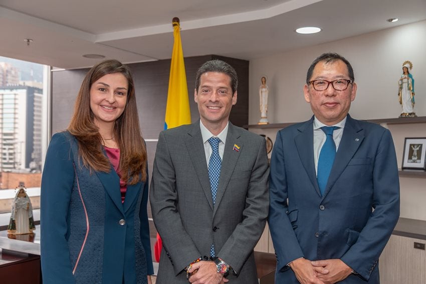 Ministro de Comercio, Mauricio Gómez Amín, con representantes de Mazda