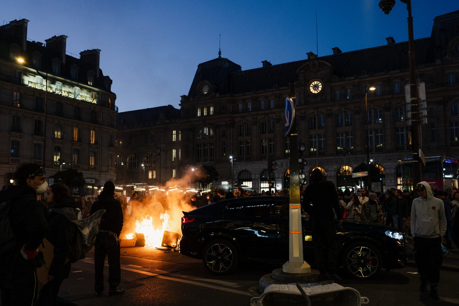 Un fuego arde durante una manifestación cerca de la Gare Saint-Lazare, en París, este sábado.