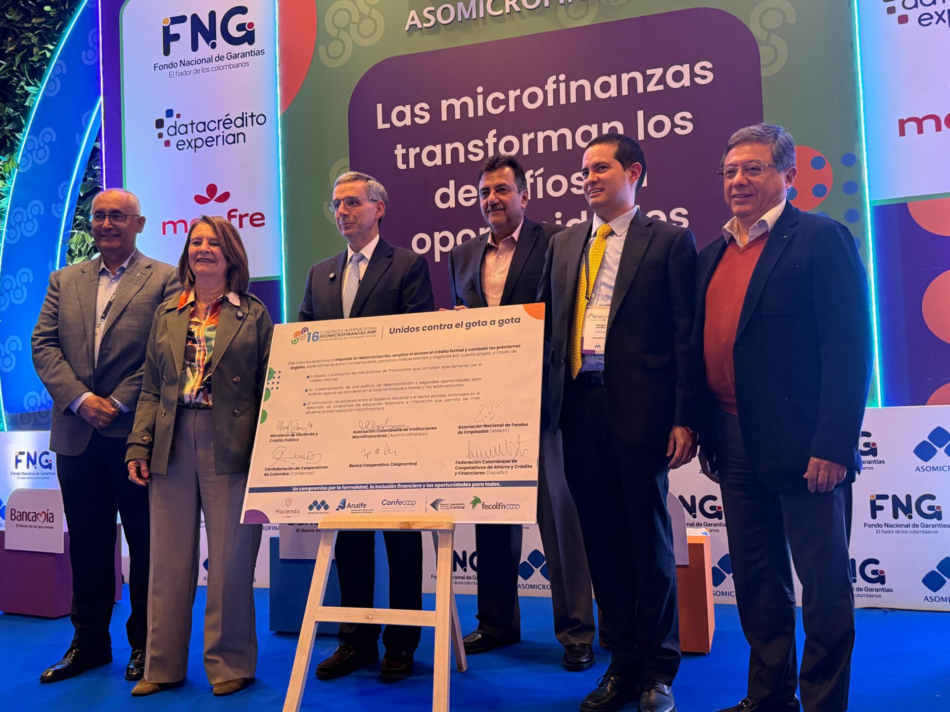 Miller García, presidente ejecutivo de Analfe, Maria Clara Hoyos, presidenta ejecutiva de Asomicrofinanzas, Miguel Gómez Martínez, ministro de Hacienda y Crédito Público, Jorge Andrés López, presidente de Banco Cooperativo Coopcentral, Freddy Castro, presidente ejecutivo de Fecolfin y Carlos Acero, presidente ejecutivo de Confecoop