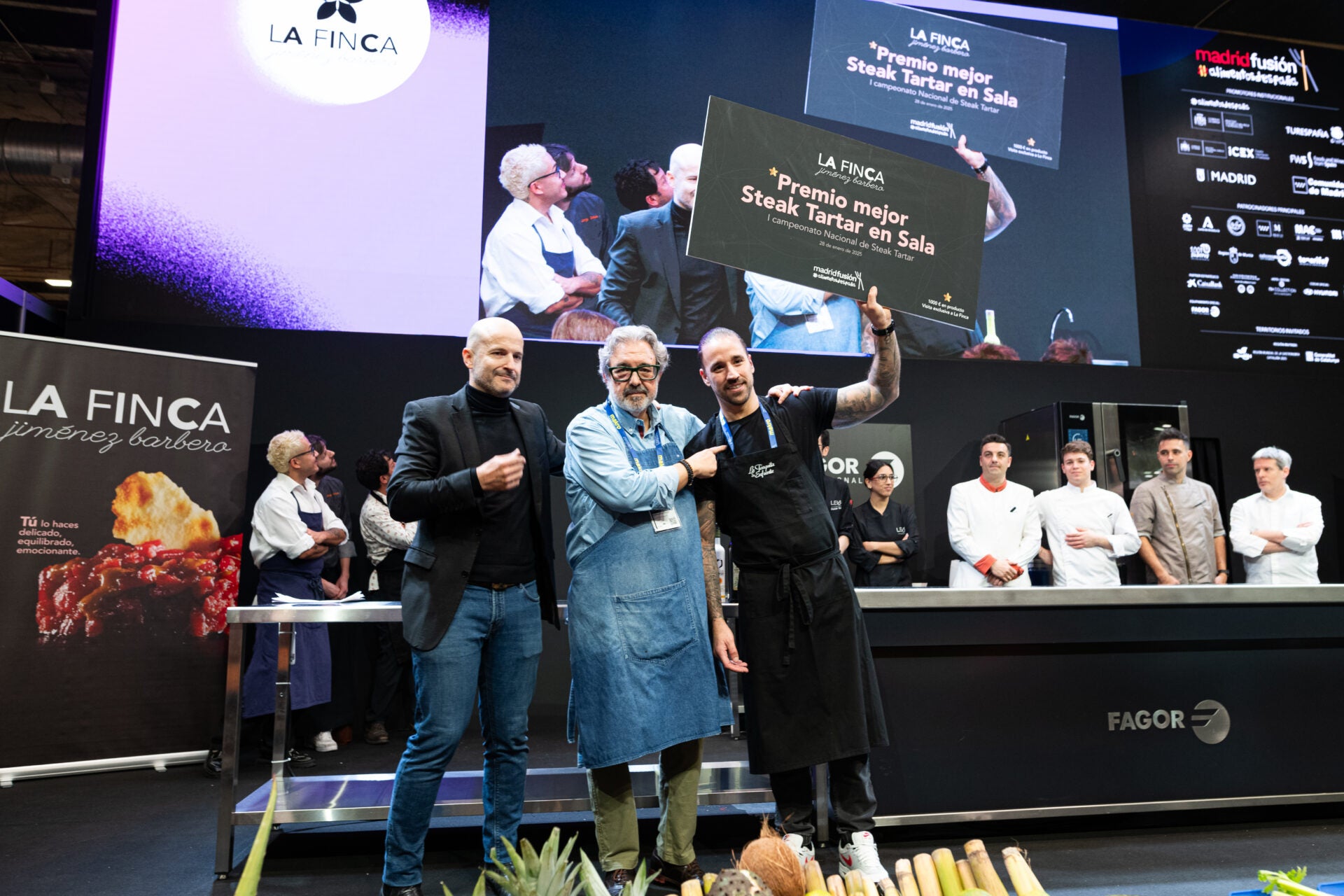 El chef Juanjo López, y a la derecha, Nacho Trujillo, jefe de cocina.