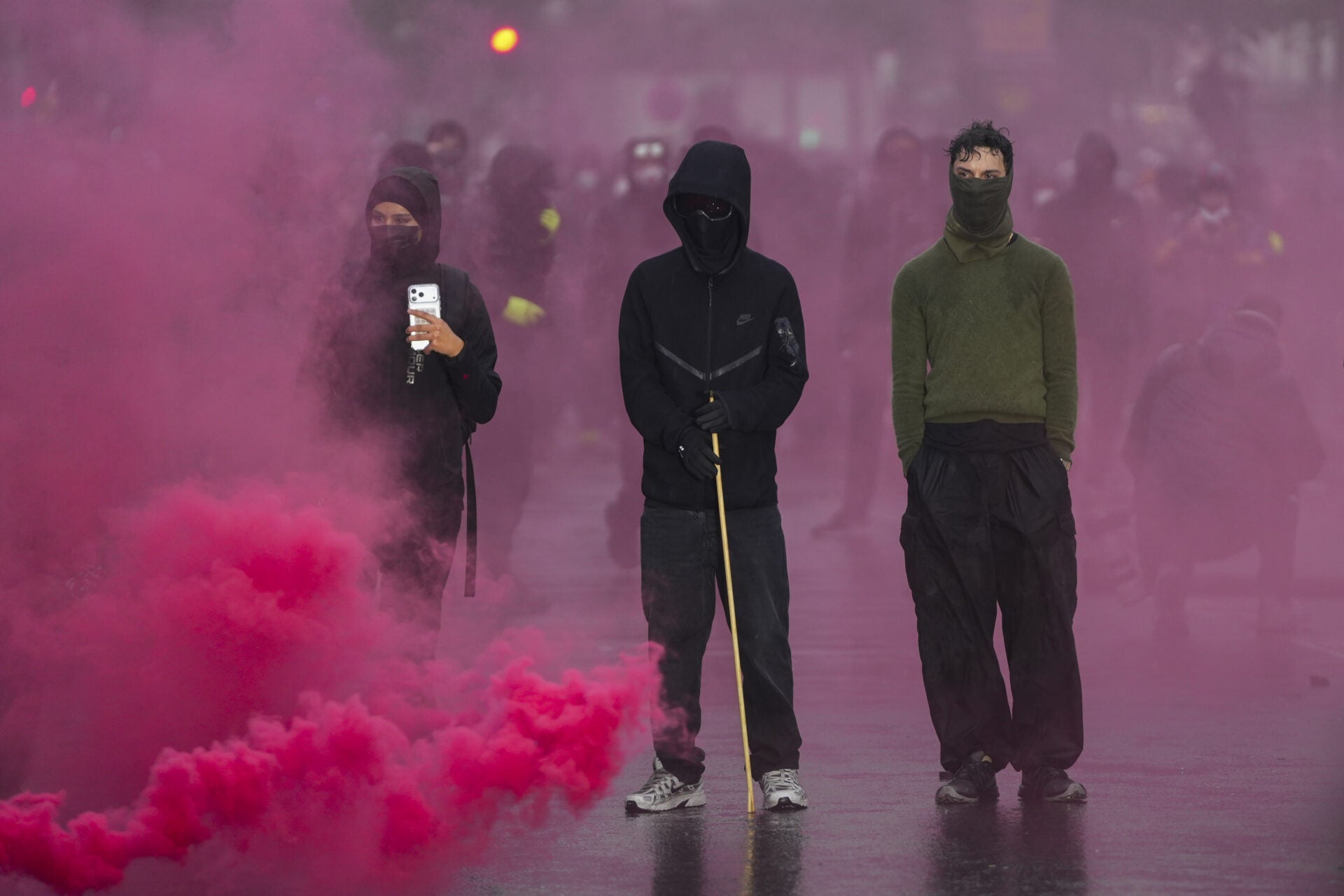 Enfrentamientos entre manifestantes y fuerzas policiales al término de una protesta en París, Francia, el 24 de octubre de 2026. Una nueva jornada de manifestaciones está prevista para este sábado en Francia, lo que aumenta el temor a que se repitan los disturbios del fin de semana pasado