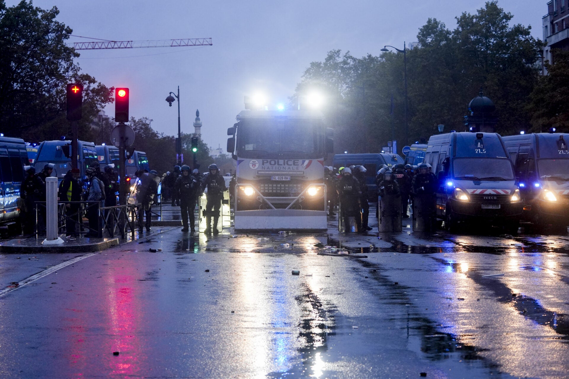 Agentes antidisturbios de la Policía Nacional francesa vigilan durante una manifestación en París el 24 de octubre.