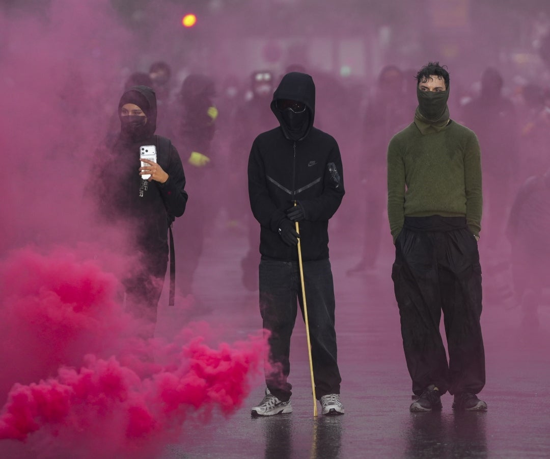 Enfrentamientos entre manifestantes y fuerzas policiales al término de una protesta en París, Francia, el 24 de octubre de 2026. Una nueva jornada de manifestaciones está prevista para este sábado en Francia, lo que aumenta el temor a que se repitan los disturbios del fin de semana pasado