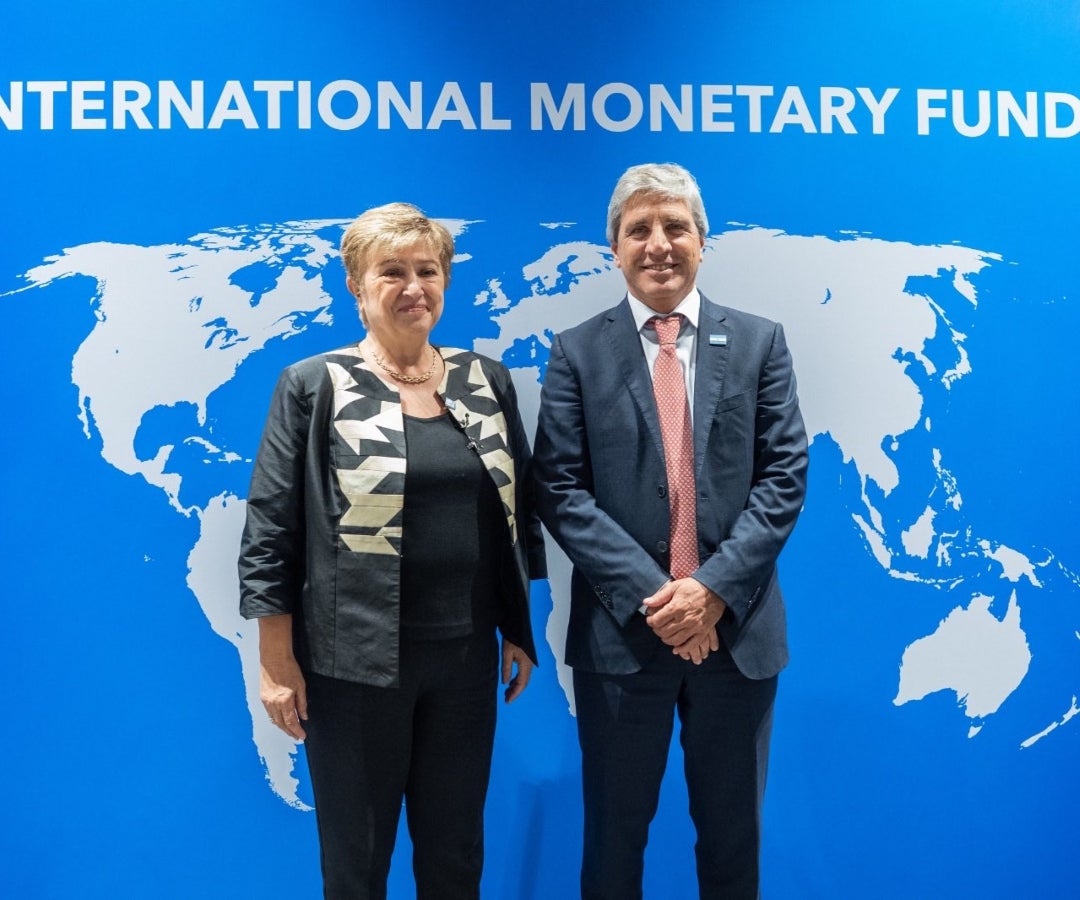 Kristalina Georgieva y Luis Caputo, directora gerente del Fondo Monetario Internacional y ministro de Economía de Argentina