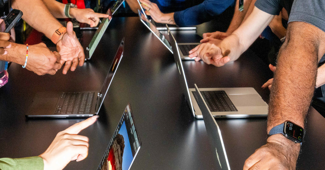 Apple lanza su primer MacBook táctil y deja atrás la visión de Steve Jobs